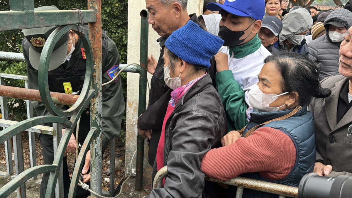 Sốt vé trận Việt Nam đấu Indonesia ở Việt Trì: CĐV chịu rét xếp hàng, dân phe thổi giá- Ảnh 5. Sốt vé trận Việt Nam đấu Indonesia ở Việt Trì: CĐV chịu rét xếp hàng, dân phe thổi giá- Ảnh 5.