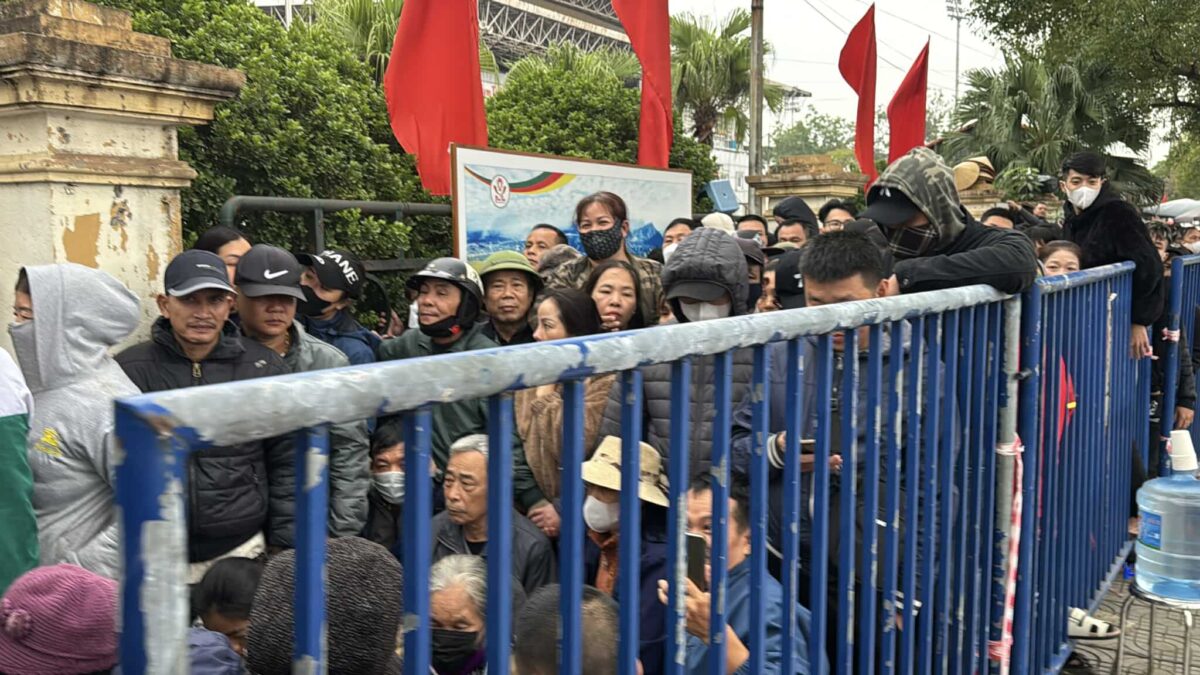 Sốt vé trận Việt Nam đấu Indonesia ở Việt Trì: CĐV chịu rét xếp hàng, dân phe thổi giá- Ảnh 6. Sốt vé trận Việt Nam đấu Indonesia ở Việt Trì: CĐV chịu rét xếp hàng, dân phe thổi giá- Ảnh 6.