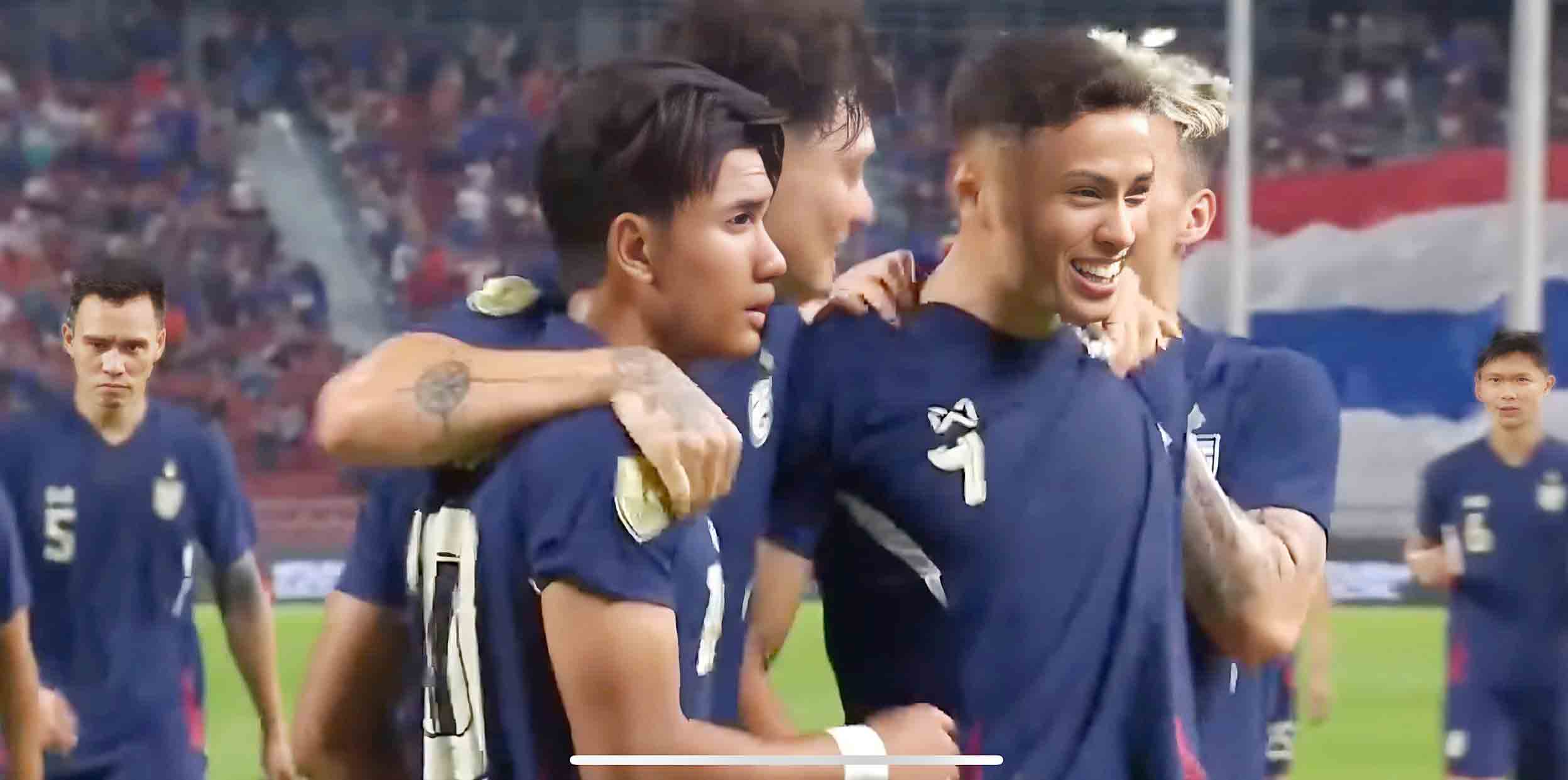AFF Cup: Sai lầm của thủ môn Nadzli giúp đội tuyển Thái Lan soán lại tốp 1- Ảnh 1. AFF Cup: Sai lầm của thủ môn Nadzli giúp đội tuyển Thái Lan soán lại tốp 1- Ảnh 1.