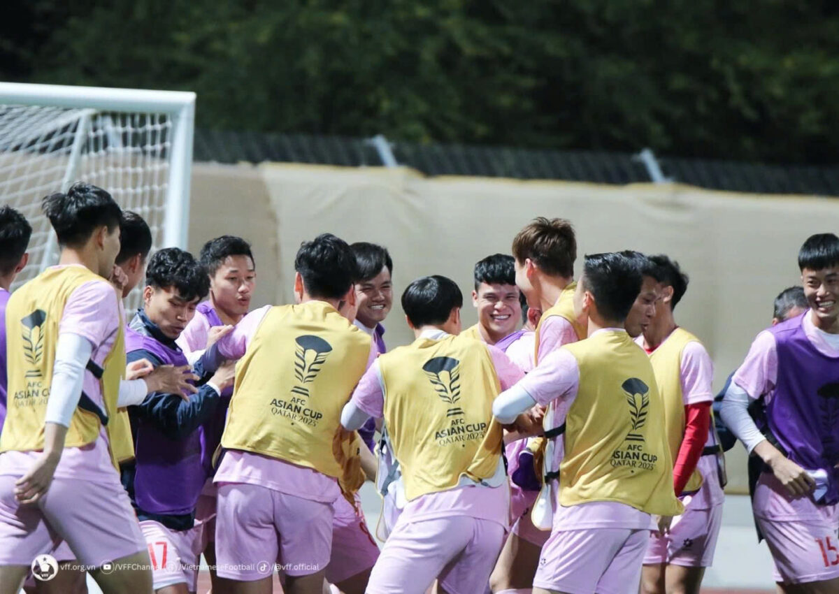 HLV Kim Sang-sik làm điều giống ông Troussier, đội hình Việt Nam gặp Philippines dần bật mí?- Ảnh 8. HLV Kim Sang-sik làm điều giống ông Troussier, đội hình Việt Nam gặp Philippines dần bật mí?- Ảnh 8.