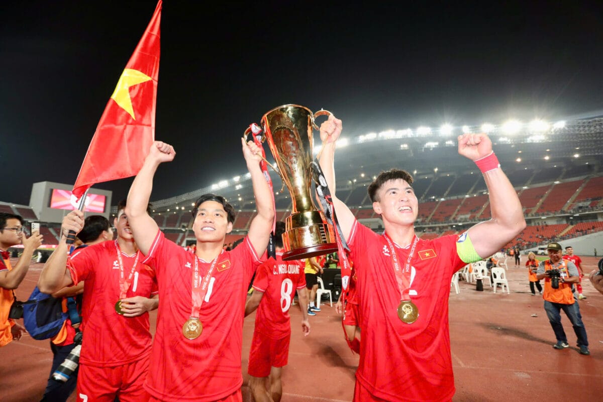 Khoảnh khắc đội tuyển Việt Nam nâng cao cúp vô địch AFF Cup 2024: Rưng rưng!- Ảnh 24. Khoảnh khắc đội tuyển Việt Nam nâng cao cúp vô địch AFF Cup 2024: Rưng rưng!- Ảnh 24.