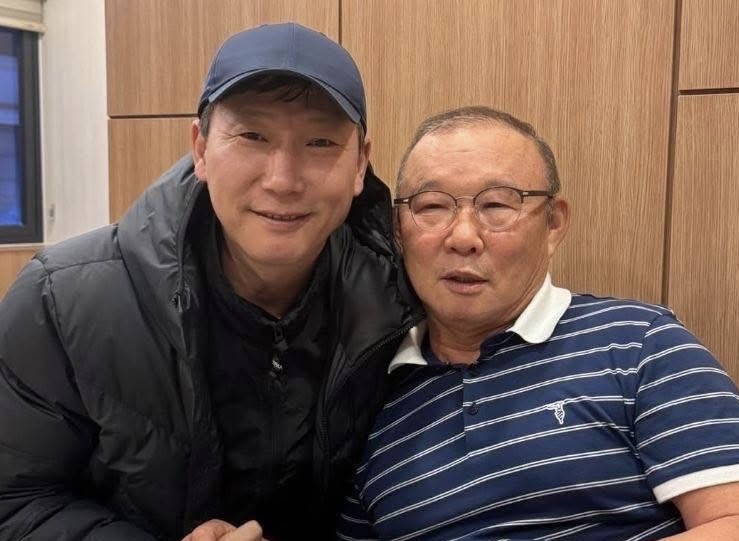 Hai người Hàn Quốc ở Việt Nam…- Ảnh 1. Hai người Hàn Quốc ở Việt Nam…- Ảnh 1.