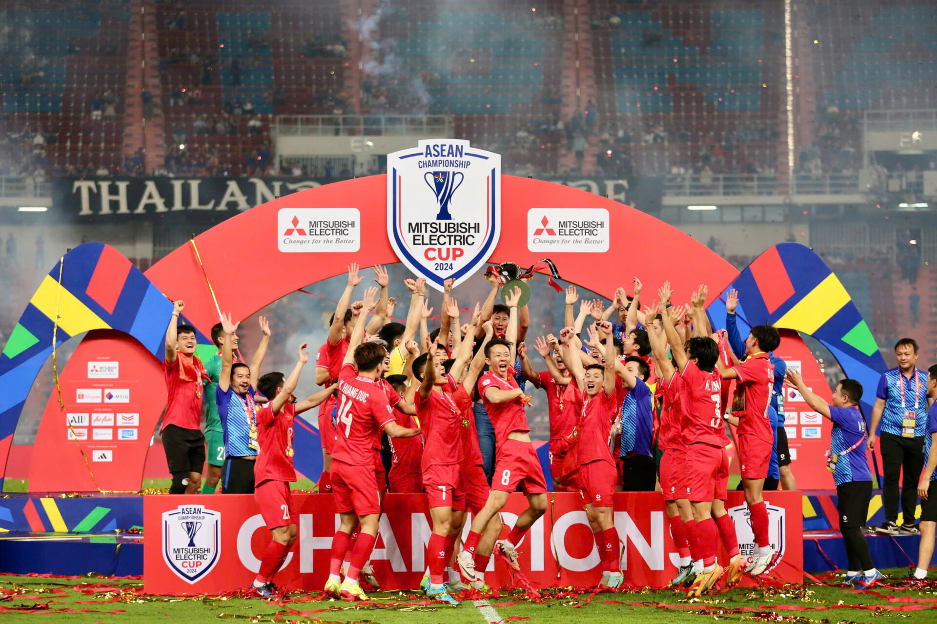 Khoảnh khắc đội tuyển Việt Nam nâng cao cúp vô địch AFF Cup 2024: Rưng rưng!- Ảnh 4. Khoảnh khắc đội tuyển Việt Nam nâng cao cúp vô địch AFF Cup 2024: Rưng rưng!- Ảnh 4.