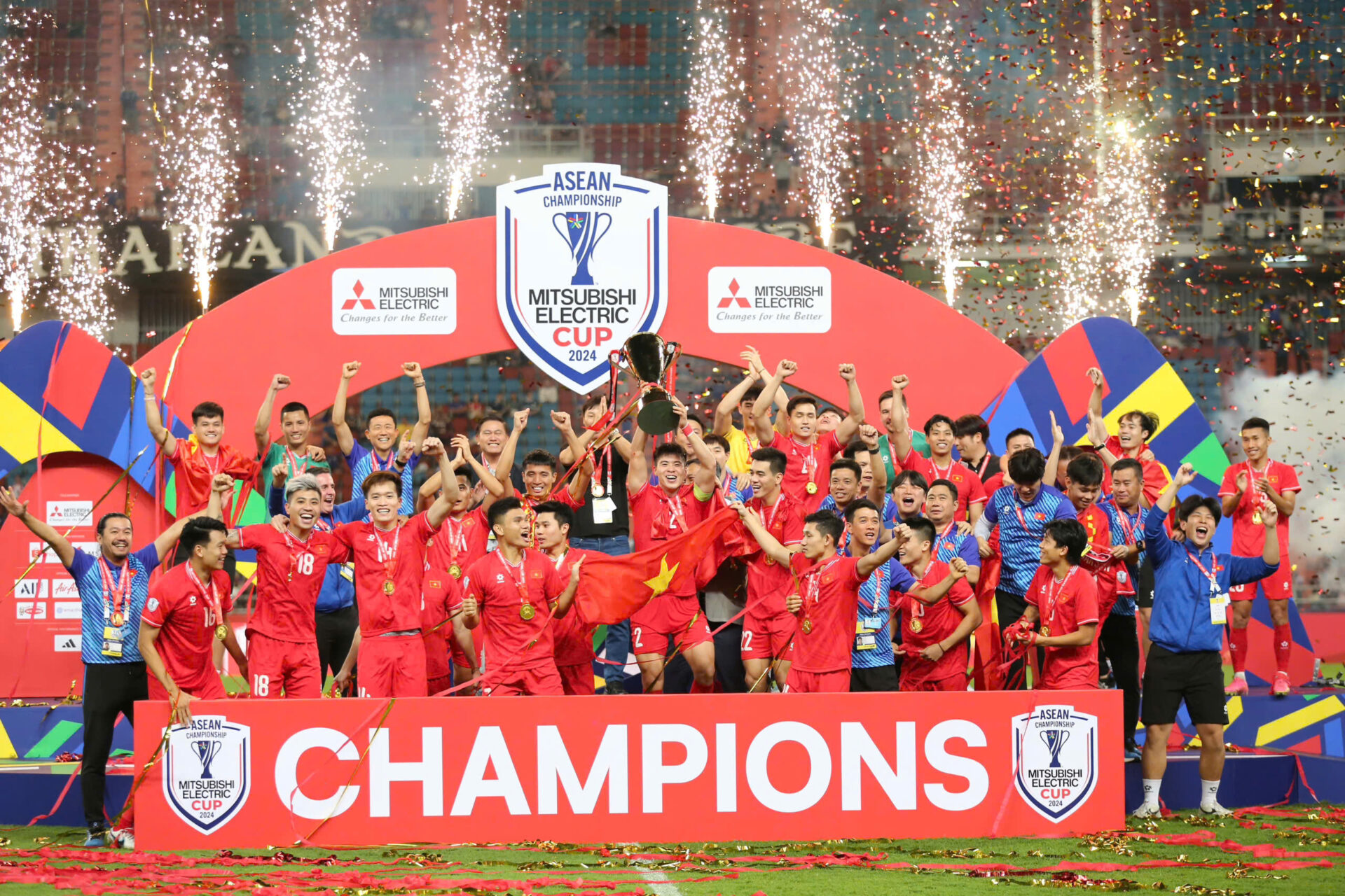 Khoảnh khắc đội tuyển Việt Nam nâng cao cúp vô địch AFF Cup 2024: Rưng rưng!- Ảnh 2. Khoảnh khắc đội tuyển Việt Nam nâng cao cúp vô địch AFF Cup 2024: Rưng rưng!- Ảnh 2.