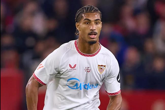 Liverpool đánh bại Newcastle vụ Loic Bade của Sevilla. Liverpool danh bai Newcastle vu Loic Bade cua Sevilla.