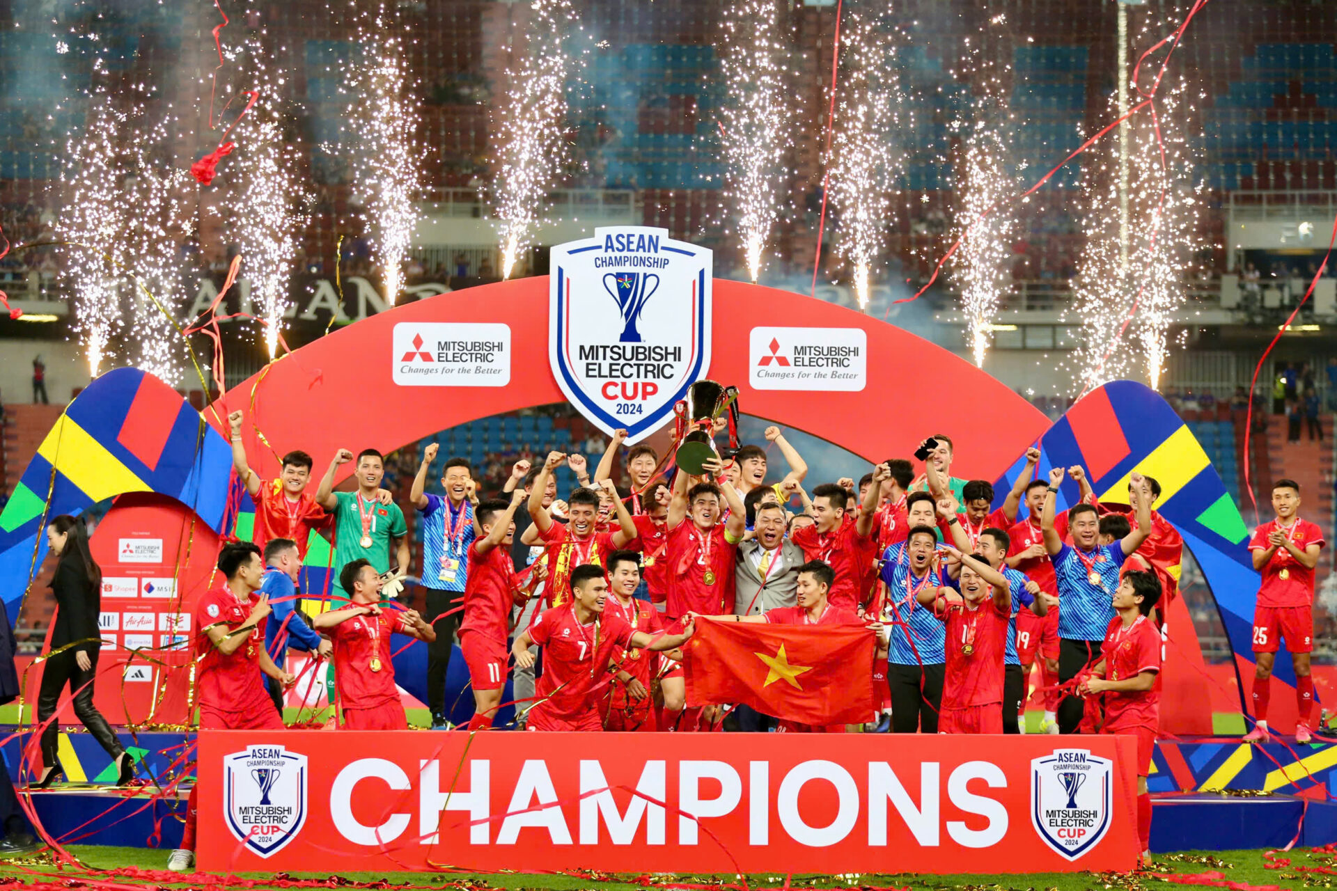 Khoảnh khắc đội tuyển Việt Nam nâng cao cúp vô địch AFF Cup 2024: Rưng rưng!- Ảnh 1. Khoảnh khắc đội tuyển Việt Nam nâng cao cúp vô địch AFF Cup 2024: Rưng rưng!- Ảnh 1.