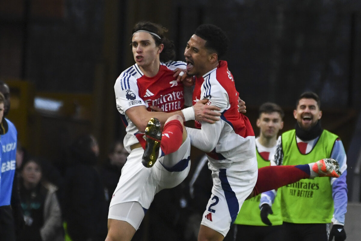 Liverpool trình diễn sức mạnh hủy diệt, Arsenal 'mướt mồ hôi' mới thắng sau tấm thẻ đỏ- Ảnh 4. Liverpool trình diễn sức mạnh hủy diệt, Arsenal 'mướt mồ hôi' mới thắng sau tấm thẻ đỏ- Ảnh 4.