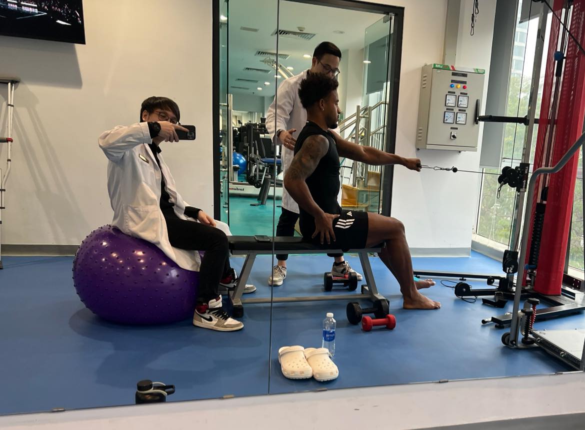 Bác sĩ Minh (người cầm điện thoại) trong một buổi tập phục hồi cùng Xuân Son Bác sĩ Minh (người cầm điện thoại) trong một buổi tập phục hồi cùng Xuân Son