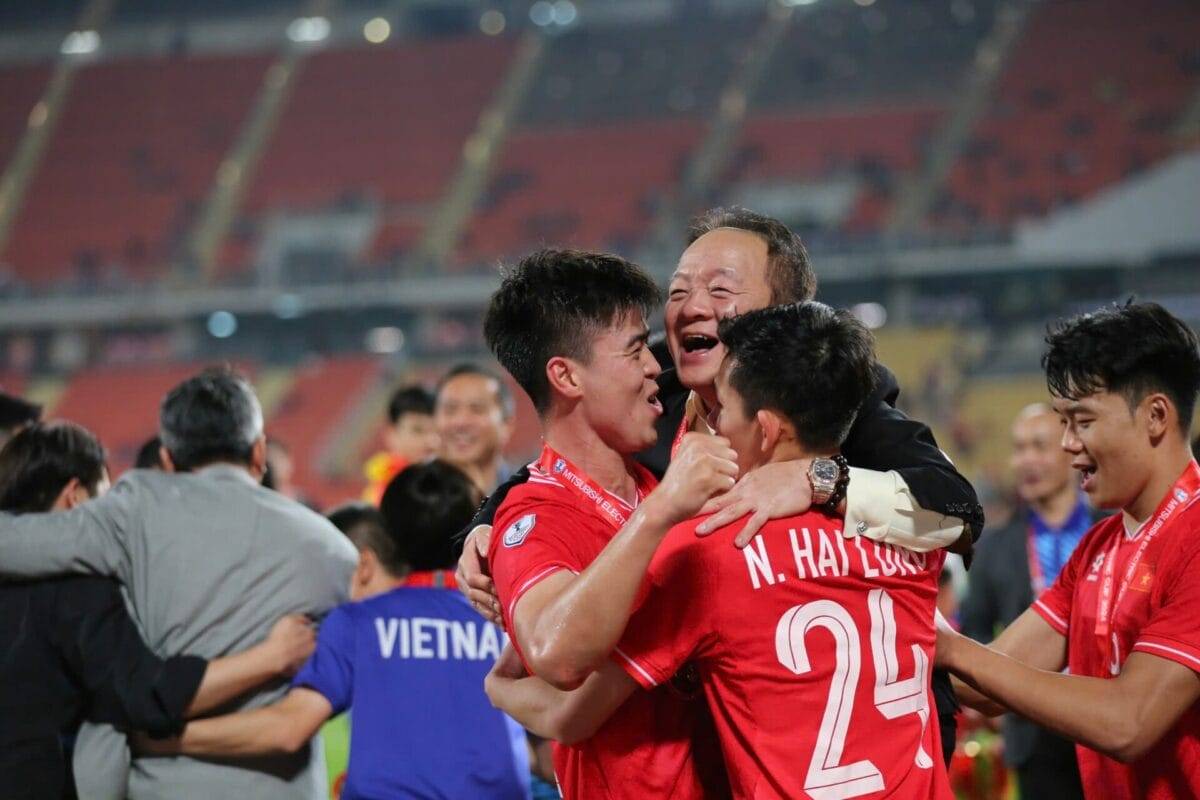 Bầu Hiển ăn mừng cùng Duy Mạnh, Hai Long Bầu Hiển ăn mừng cùng Duy Mạnh, Hai Long