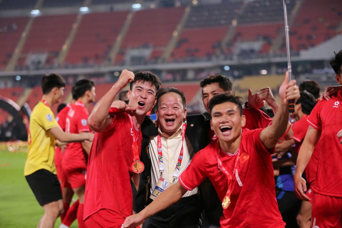 Bầu Hiển nổi tiếng cuồng nhiệt với bóng đá Bầu Hiển nổi tiếng cuồng nhiệt với bóng đá