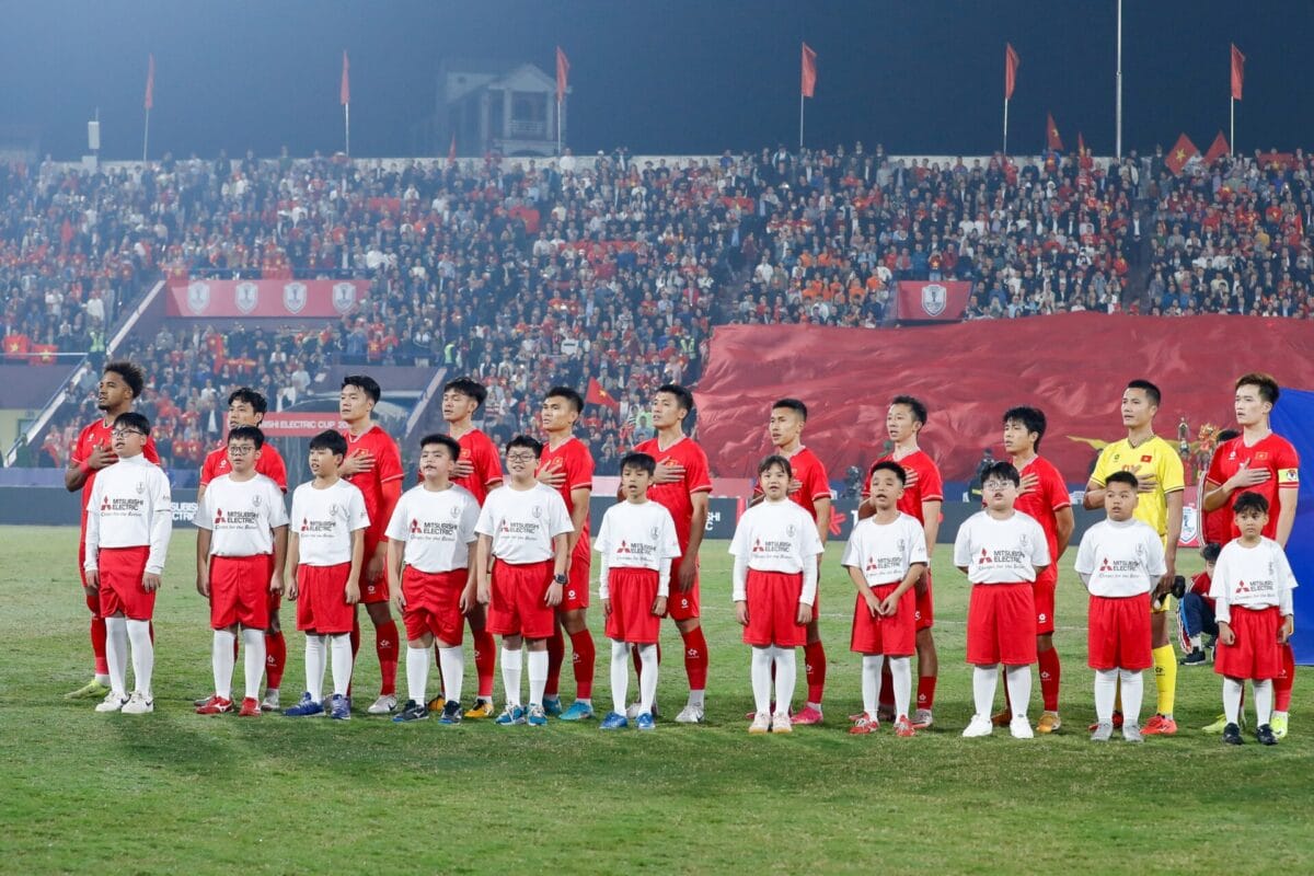 Đội tuyển Việt Nam đang toàn thắng tại sân Việt Trì Đội tuyển Việt Nam đang toàn thắng tại sân Việt Trì