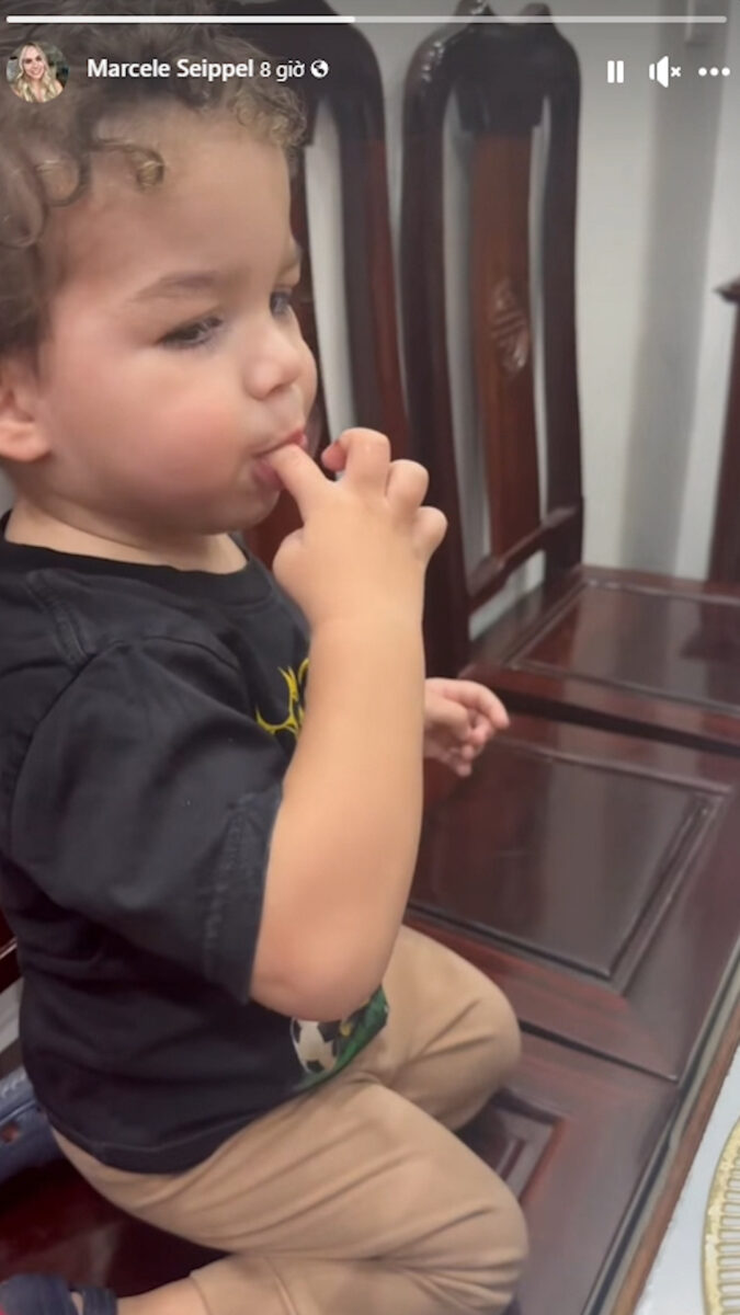 Con trai Xuân Son thưởng thức món bánh đầu tiên Con trai Xuân Son thưởng thức món bánh đầu tiên