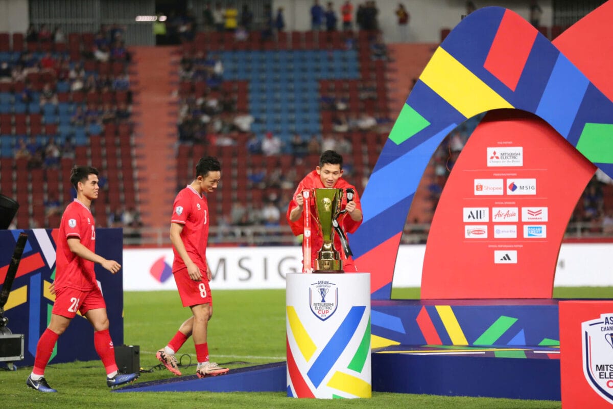 Khoảnh khắc đội tuyển Việt Nam nâng cao cúp vô địch AFF Cup 2024: Rưng rưng!- Ảnh 10. Khoảnh khắc đội tuyển Việt Nam nâng cao cúp vô địch AFF Cup 2024: Rưng rưng!- Ảnh 10.