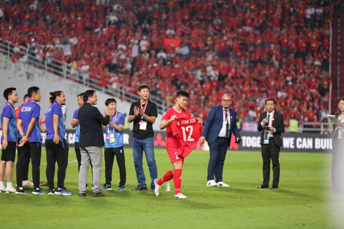 Khoảnh khắc đội tuyển Việt Nam nâng cao cúp vô địch AFF Cup 2024: Rưng rưng!- Ảnh 7. Khoảnh khắc đội tuyển Việt Nam nâng cao cúp vô địch AFF Cup 2024: Rưng rưng!- Ảnh 7.