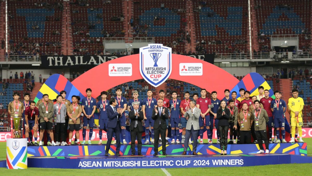 Khoảnh khắc đội tuyển Việt Nam nâng cao cúp vô địch AFF Cup 2024: Rưng rưng!- Ảnh 22. Khoảnh khắc đội tuyển Việt Nam nâng cao cúp vô địch AFF Cup 2024: Rưng rưng!- Ảnh 22.