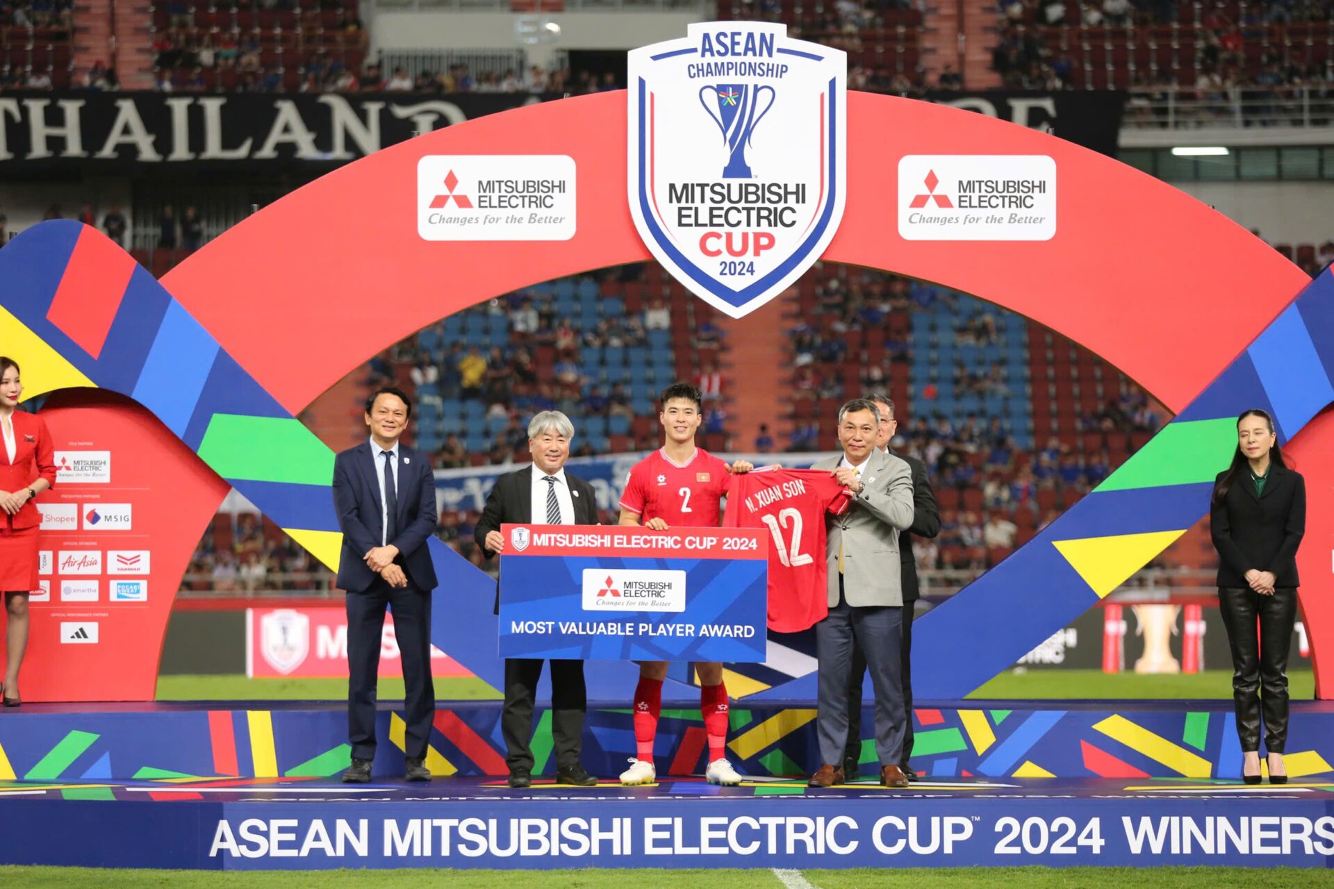 Khoảnh khắc đội tuyển Việt Nam nâng cao cúp vô địch AFF Cup 2024: Rưng rưng!- Ảnh 6. Khoảnh khắc đội tuyển Việt Nam nâng cao cúp vô địch AFF Cup 2024: Rưng rưng!- Ảnh 6.
