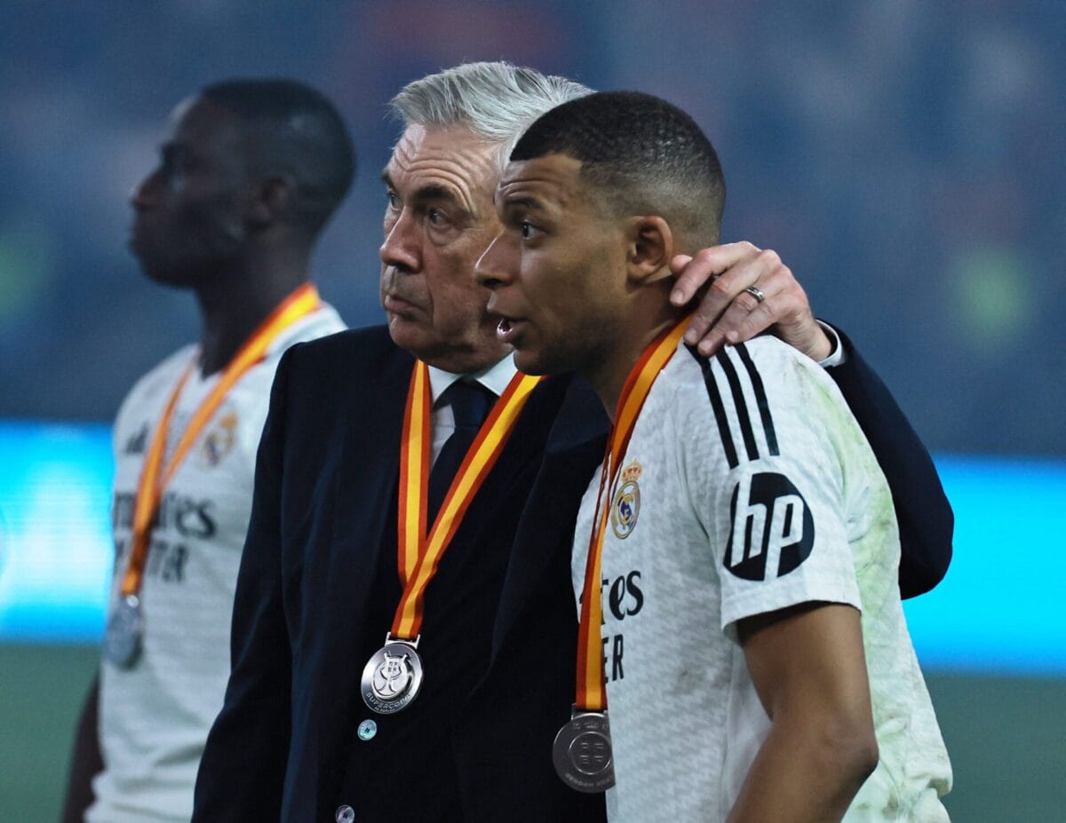 HLV Ancelotti an ủi Mbappe HLV Ancelotti an ủi Mbappe