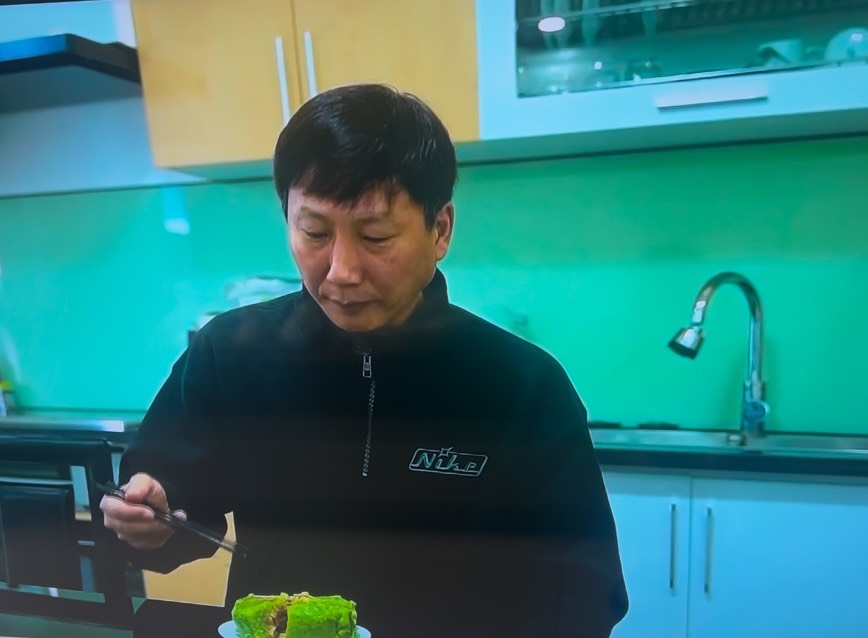 HLV Kim ăn thử bánh chưng Việt Nam HLV Kim ăn thử bánh chưng Việt Nam