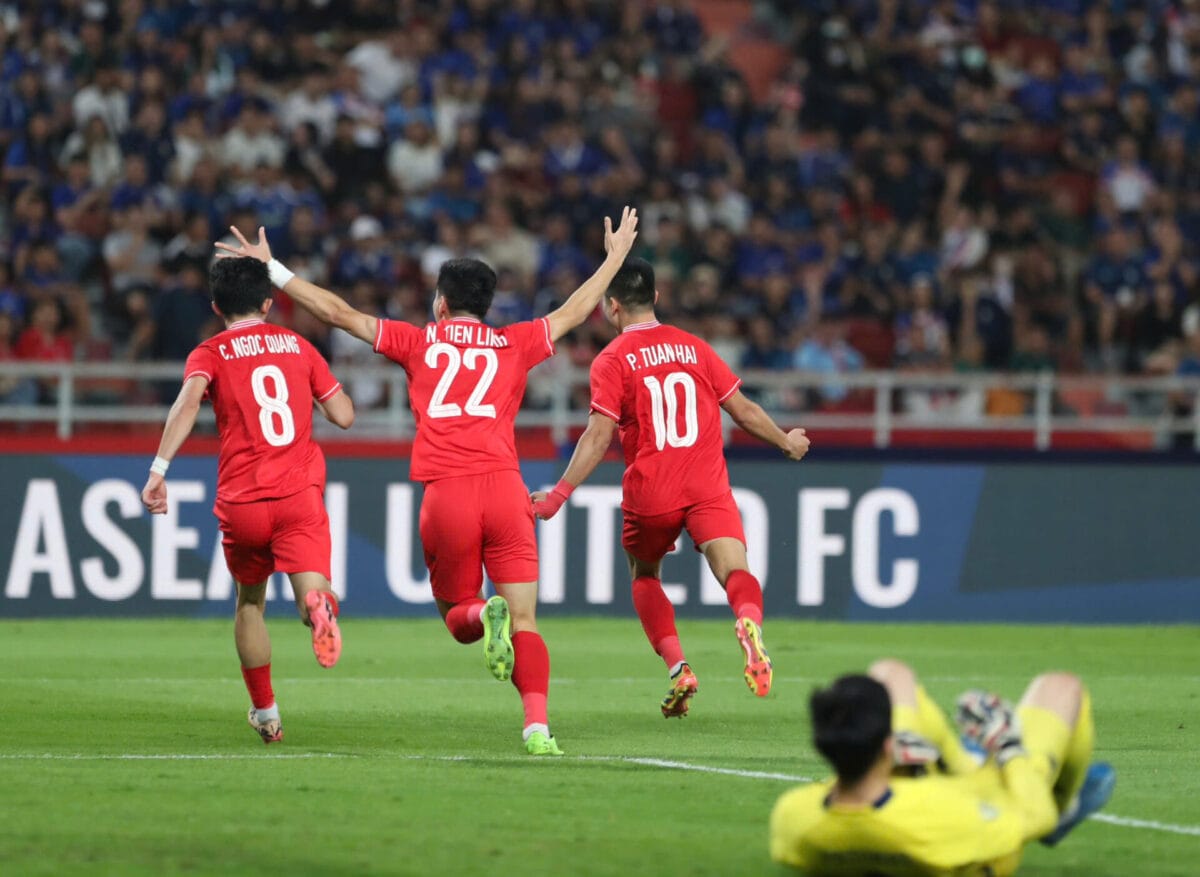 Khoảnh khắc đội tuyển Việt Nam nâng cao cúp vô địch AFF Cup 2024: Rưng rưng!- Ảnh 25. Khoảnh khắc đội tuyển Việt Nam nâng cao cúp vô địch AFF Cup 2024: Rưng rưng!- Ảnh 25.
