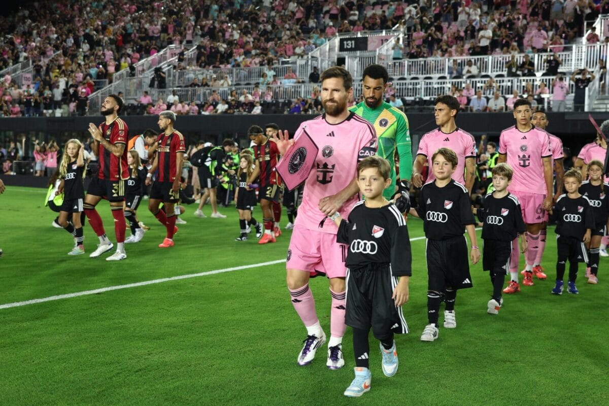 Tỉ phú Jorge Mas khẳng định Messi sẽ gia hạn đến năm 2026 và sẽ tái ngộ với Neymar tại Inter Miami Tỉ phú Jorge Mas khẳng định Messi sẽ gia hạn đến năm 2026 và sẽ tái ngộ với Neymar tại Inter Miami