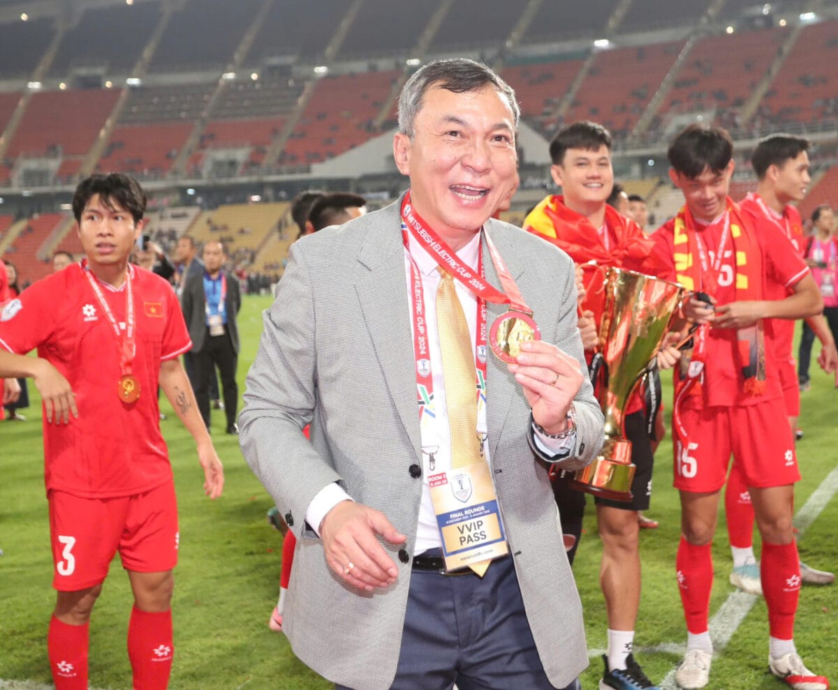 Ngày 5.1 là ngày sinh nhật của Chủ tịch VFF Trần Quốc Tuấn và ông đã được nhận món quà không thể giá trị hơn từ đội tuyển Việt Nam Ngày 5.1 là ngày sinh nhật của Chủ tịch VFF Trần Quốc Tuấn và ông đã được nhận món quà không thể giá trị hơn từ đội tuyển Việt Nam