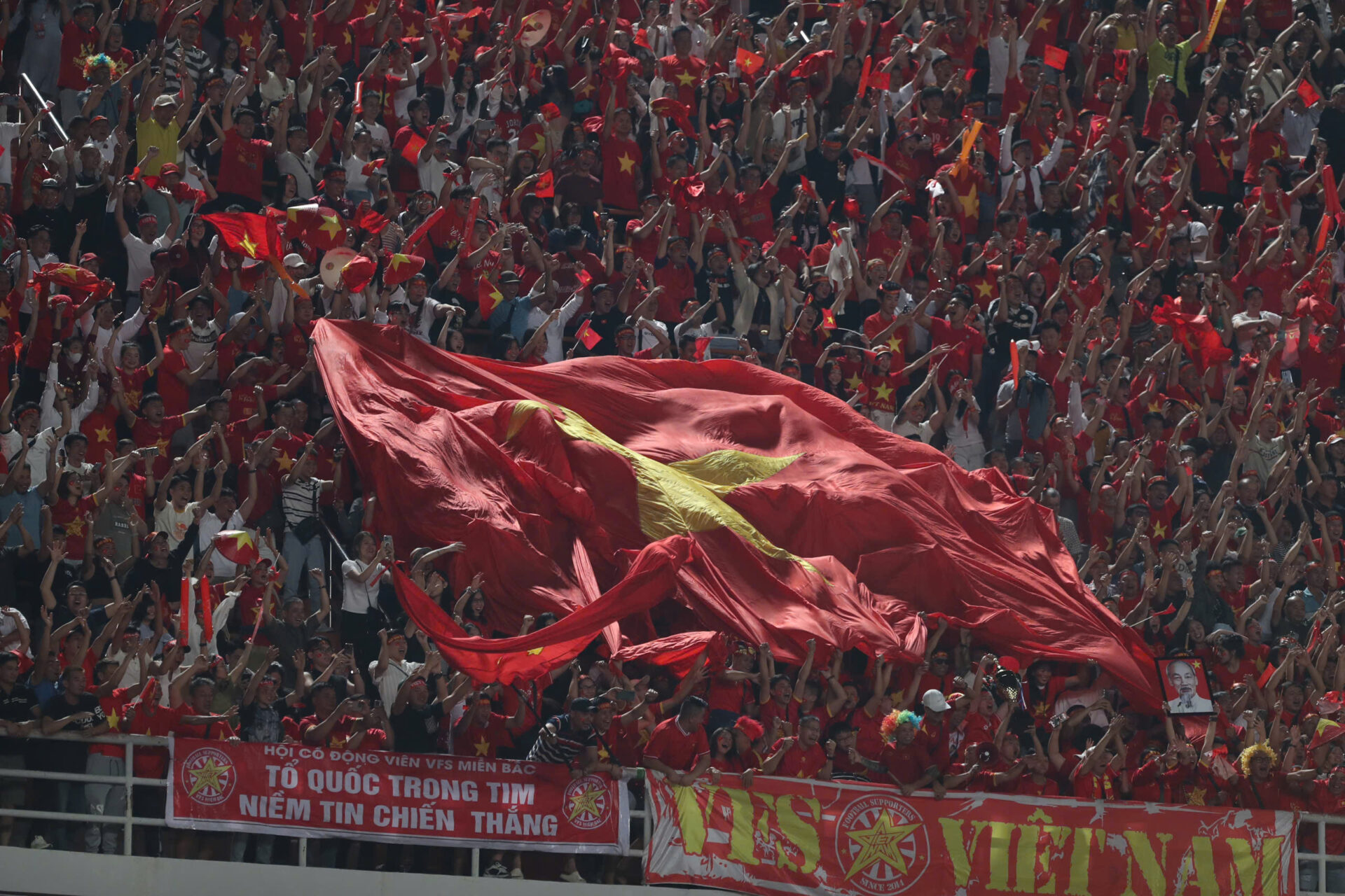 Khoảnh khắc đội tuyển Việt Nam nâng cao cúp vô địch AFF Cup 2024: Rưng rưng!- Ảnh 3. Khoảnh khắc đội tuyển Việt Nam nâng cao cúp vô địch AFF Cup 2024: Rưng rưng!- Ảnh 3.