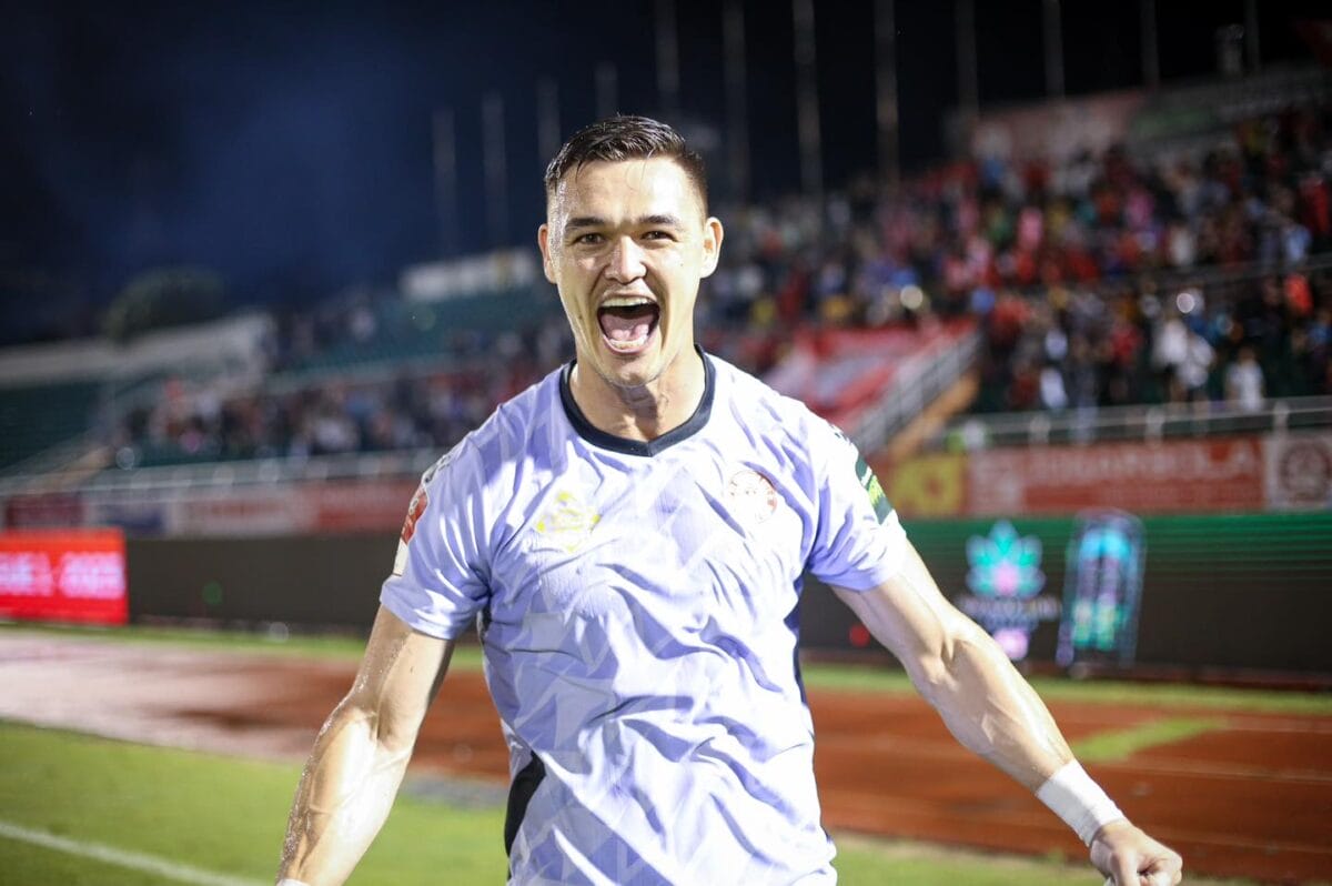 Nhiều ngôi sao Việt kiều rực sáng ở V-League: Đội tuyển Việt Nam vui lây!- Ảnh 1. Nhiều ngôi sao Việt kiều rực sáng ở V-League: Đội tuyển Việt Nam vui lây!- Ảnh 1.