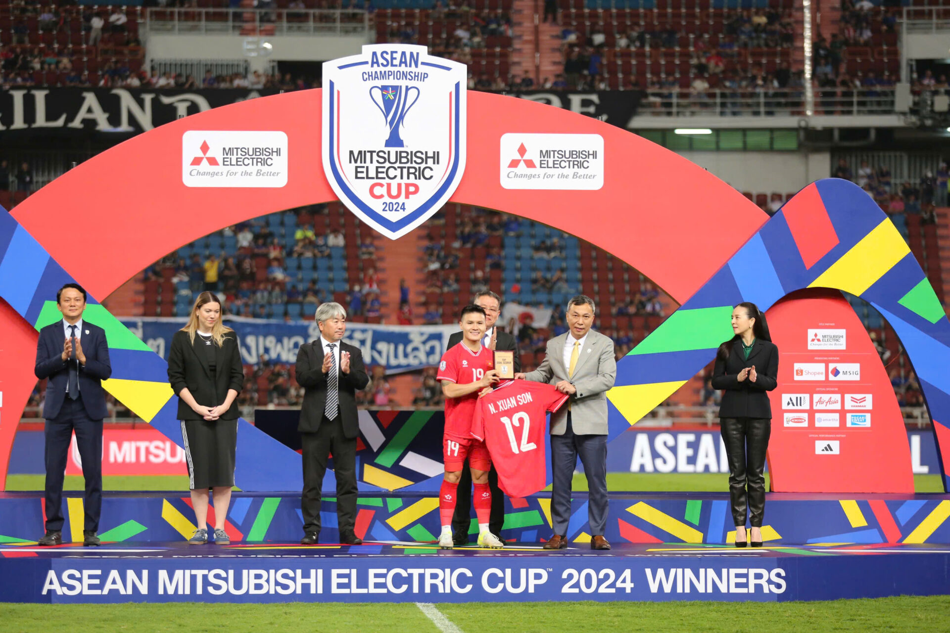 Khoảnh khắc đội tuyển Việt Nam nâng cao cúp vô địch AFF Cup 2024: Rưng rưng!- Ảnh 5. Khoảnh khắc đội tuyển Việt Nam nâng cao cúp vô địch AFF Cup 2024: Rưng rưng!- Ảnh 5.