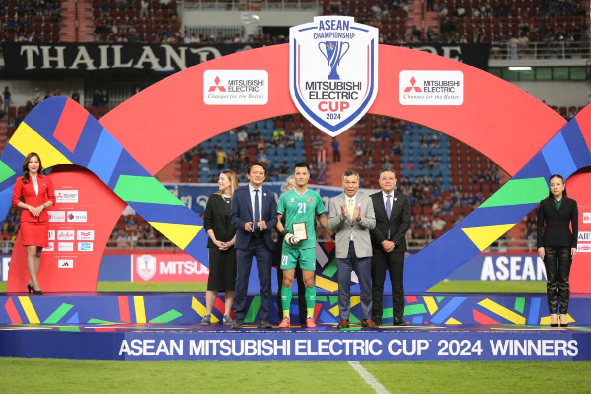 Khoảnh khắc đội tuyển Việt Nam nâng cao cúp vô địch AFF Cup 2024: Rưng rưng!- Ảnh 8. Khoảnh khắc đội tuyển Việt Nam nâng cao cúp vô địch AFF Cup 2024: Rưng rưng!- Ảnh 8.