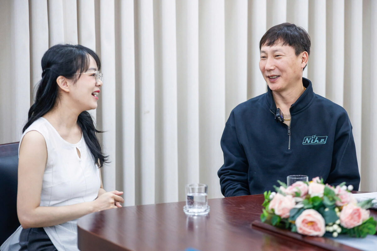HLV Kim Sang-sik trò chuyện cùng PV Báo Thanh Niên HLV Kim Sang-sik trò chuyện cùng PV Báo Thanh Niên