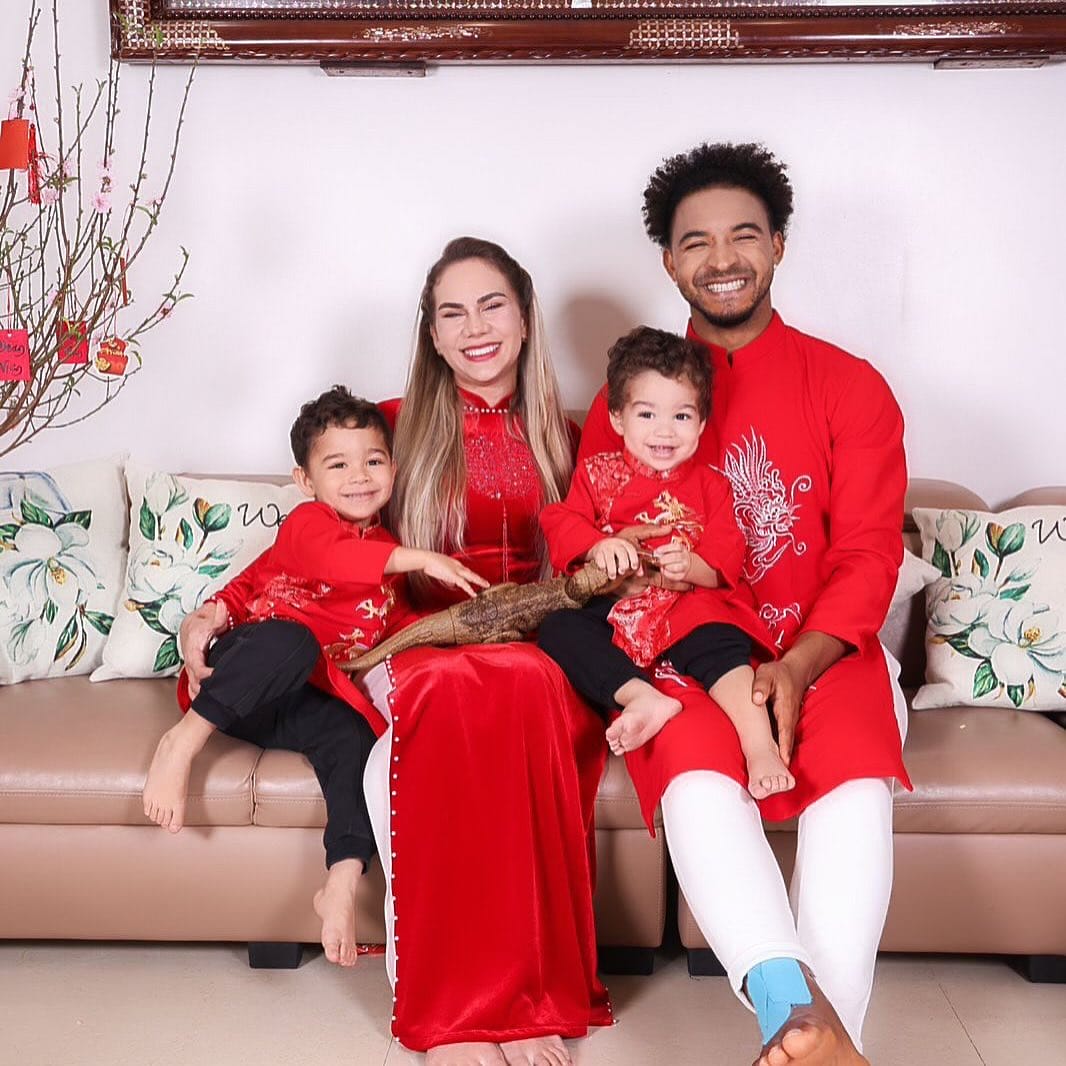 Xuân Son và vợ cùng 2 con trai diện áo dài truyền thống Việt Nam Xuân Son và vợ cùng 2 con trai diện áo dài truyền thống Việt Nam