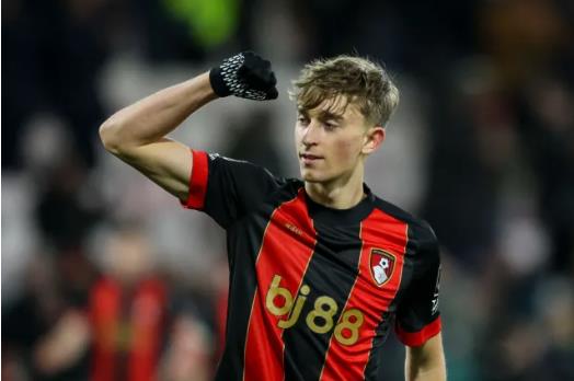 Dean Huijsen đang chơi tốt trong màu áo Bournemouth. Dean Huijsen dang choi tot trong mau ao Bournemouth.