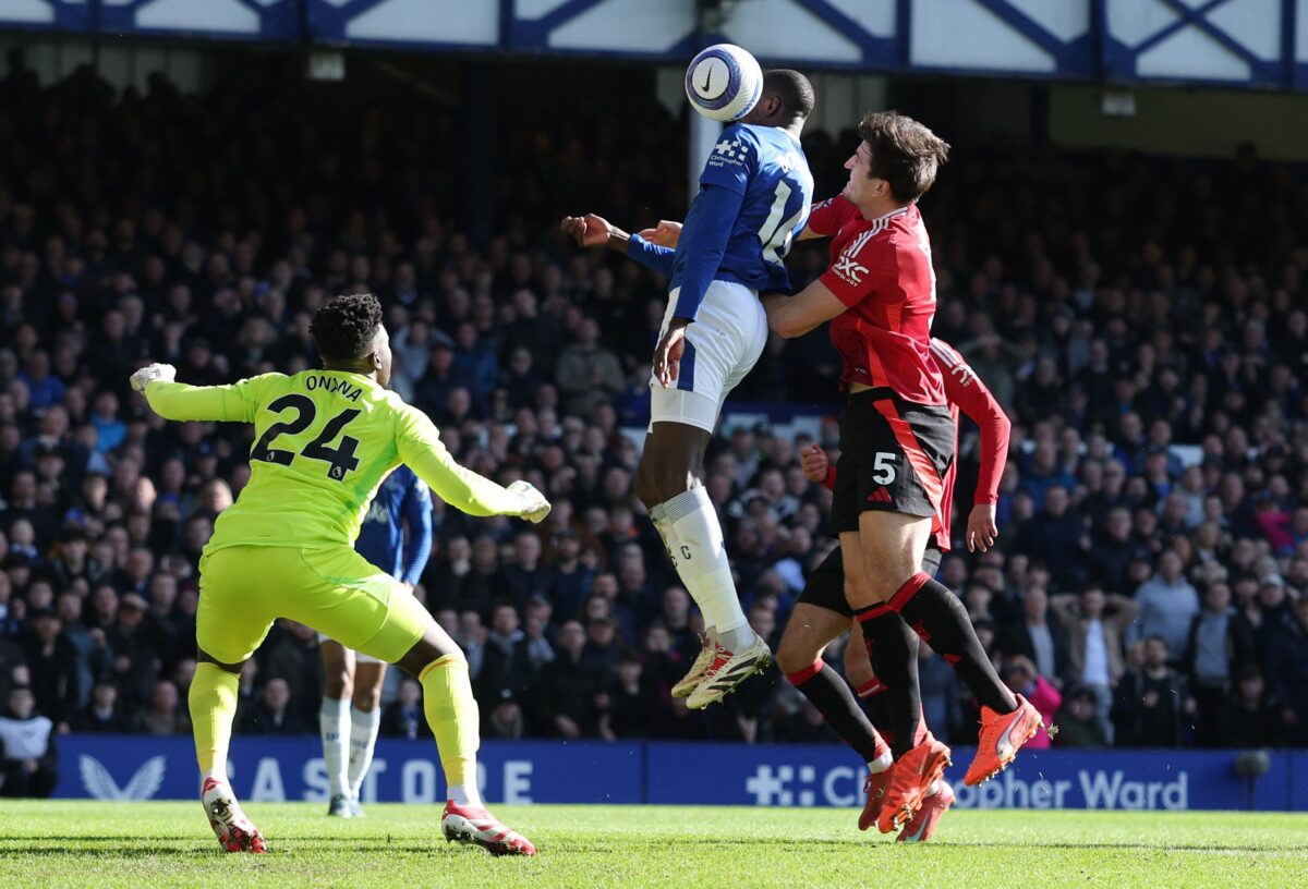 M.U thi đấu thảm họa, nhờ VAR 'cứu' mới hòa Everton: Ghế HLV Amorim vẫn lung lay- Ảnh 3. M.U thi đấu thảm họa, nhờ VAR 'cứu' mới hòa Everton: Ghế HLV Amorim vẫn lung lay- Ảnh 3.