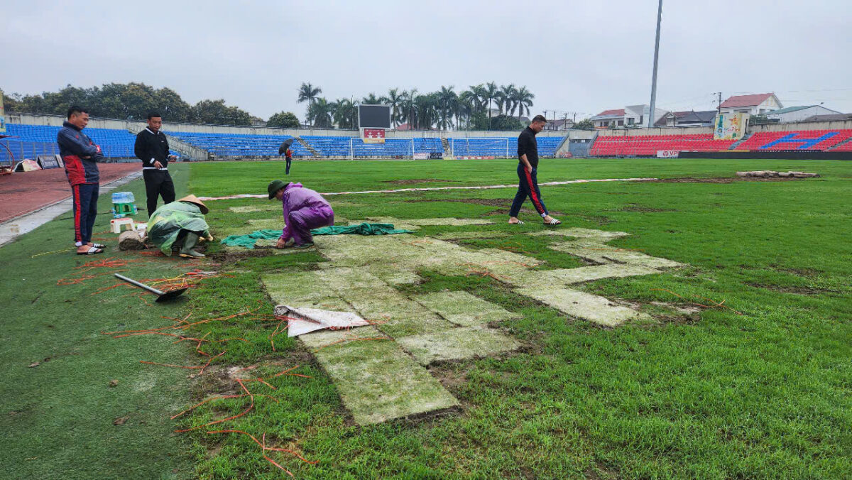 Sân Hà Tĩnh xấu ‘kinh hoàng’, đua tốc độ cải tạo: Mua cỏ mới tận Quảng Nam- Ảnh 1. Sân Hà Tĩnh xấu ‘kinh hoàng’, đua tốc độ cải tạo: Mua cỏ mới tận Quảng Nam- Ảnh 1.