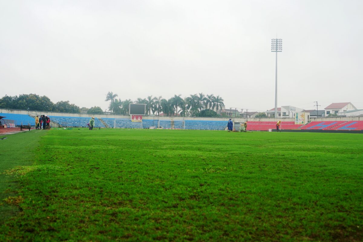 Sân Hà Tĩnh xấu ‘kinh hoàng’, đua tốc độ cải tạo: Mua cỏ mới tận Quảng Nam- Ảnh 2. Sân Hà Tĩnh xấu ‘kinh hoàng’, đua tốc độ cải tạo: Mua cỏ mới tận Quảng Nam- Ảnh 2.