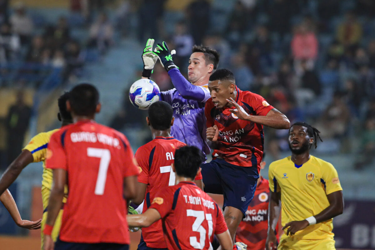 HLV Polking chê trách nặng nề đội CAHN nhưng bênh vực Nguyễn Filip, HLV Quảng Nam bức xúc- Ảnh 1. HLV Polking chê trách nặng nề đội CAHN nhưng bênh vực Nguyễn Filip, HLV Quảng Nam bức xúc- Ảnh 1.