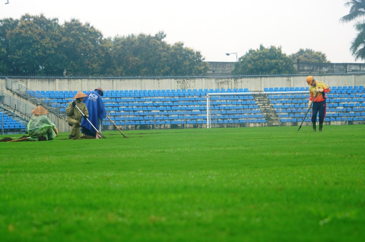 Sân Hà Tĩnh xấu ‘kinh hoàng’, đua tốc độ cải tạo: Mua cỏ mới tận Quảng Nam- Ảnh 5. Sân Hà Tĩnh xấu ‘kinh hoàng’, đua tốc độ cải tạo: Mua cỏ mới tận Quảng Nam- Ảnh 5.