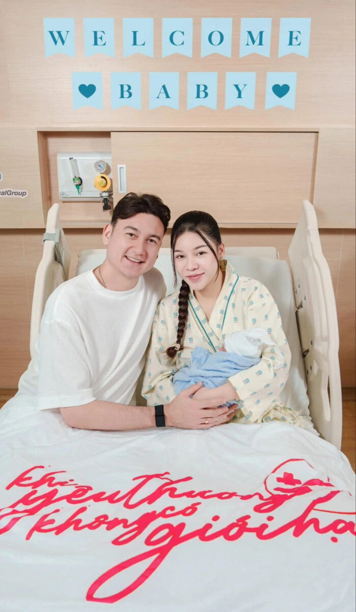 Đặng Văn Lâm hạnh phúc khoe hình ảnh ngọt ngào cùng con trai đầu lòng: Chào mừng Gấu…- Ảnh 2. Đặng Văn Lâm hạnh phúc khoe hình ảnh ngọt ngào cùng con trai đầu lòng: Chào mừng Gấu…- Ảnh 2.