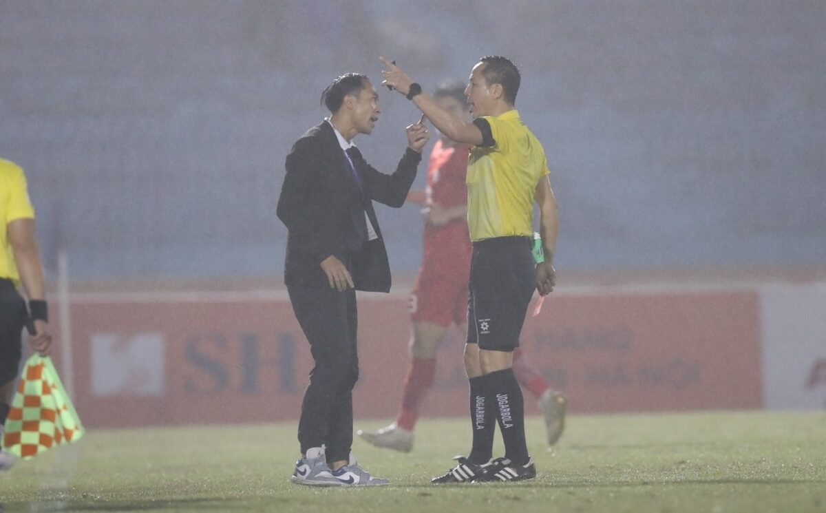 Nhiều HLV ở V-League bị cấm chỉ đạo: Đừng làm gương xấu cho học trò!- Ảnh 1. Nhiều HLV ở V-League bị cấm chỉ đạo: Đừng làm gương xấu cho học trò!- Ảnh 1.