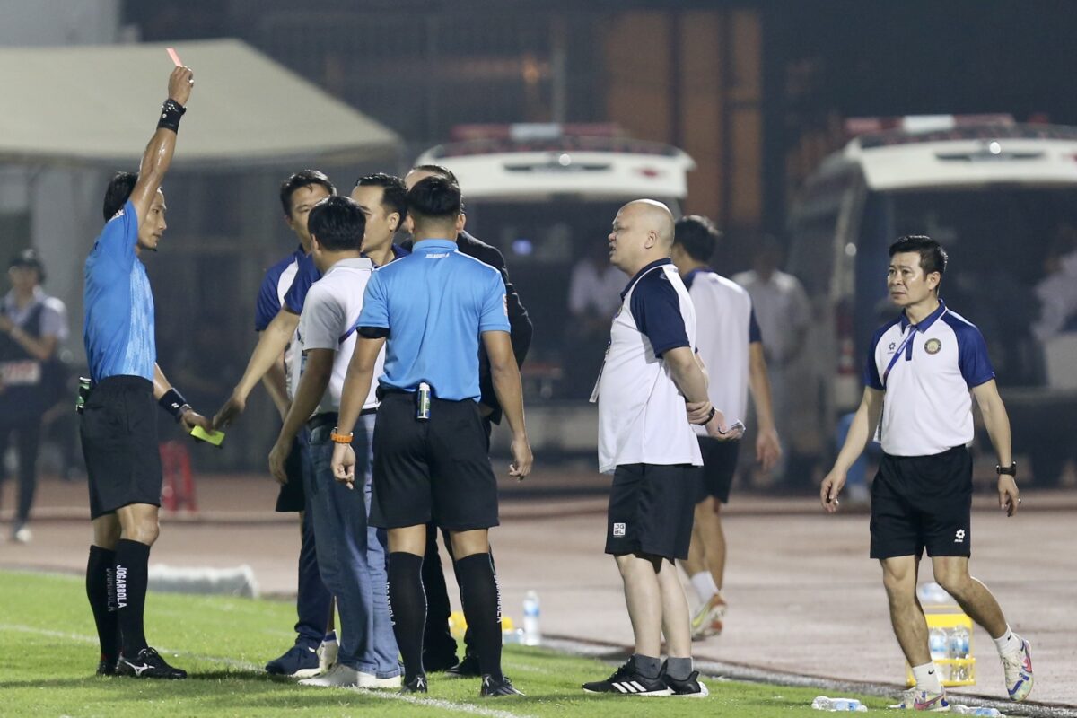 Nhiều HLV ở V-League bị cấm chỉ đạo: Đừng làm gương xấu cho học trò!- Ảnh 2. Nhiều HLV ở V-League bị cấm chỉ đạo: Đừng làm gương xấu cho học trò!- Ảnh 2.