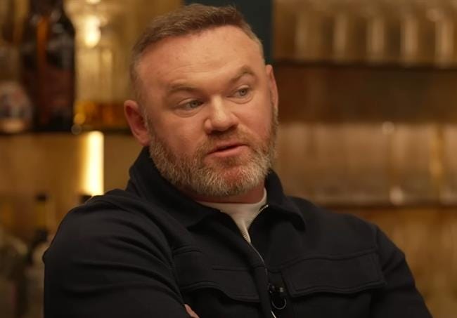 Wayne Rooney chỉ ra 2 cái tên mà MU nên giữ lại. Wayne Rooney chi ra 2 cai ten ma MU nen giu lai.