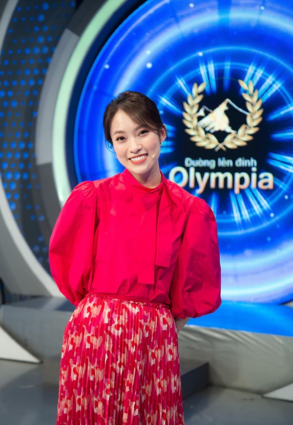 Nữ MC 'Đường lên đỉnh Olympia' quê Nghệ An tuổi trẻ tài cao, 25 tuổi đã có nhà đẹp xe sang - 1