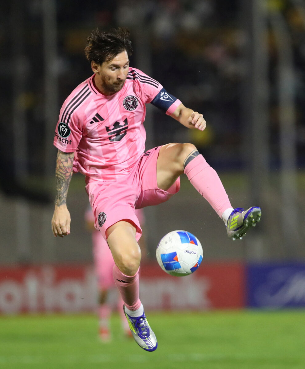 Messi phấn khích khi Argentina sớm lấy vé dự World Cup 2026, vùi dập kình địch Brazil- Ảnh 1. Messi phấn khích khi Argentina sớm lấy vé dự World Cup 2026, vùi dập kình địch Brazil- Ảnh 1.