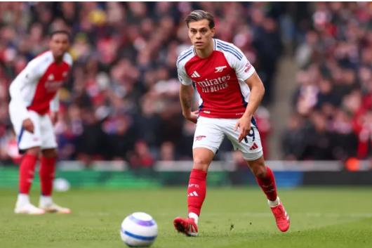 Leandro Trossard có thể rời Arsenal ở Hè 2025. Leandro Trossard co the roi Arsenal o He 2025.