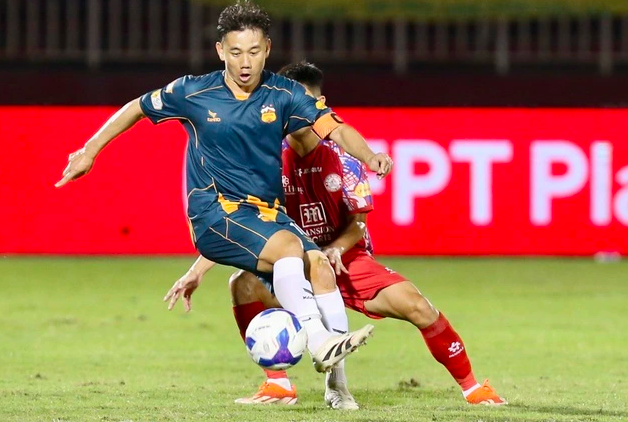 Ngoại binh HAGL quá yếu, gánh nặng oằn vai Minh Vương và Châu Ngọc Quang - Ảnh 1. Ngoại binh HAGL quá yếu, gánh nặng oằn vai Minh Vương và Châu Ngọc Quang - Ảnh 1.