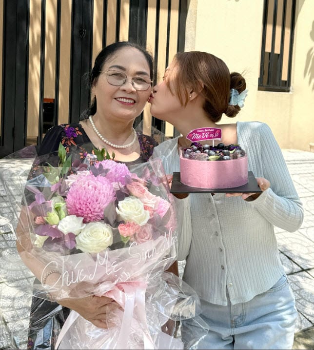 Cô mong muốn kiếm được nhiều tiền để đưa mẹ đi du lịch nhiều nơi hơn nữa.