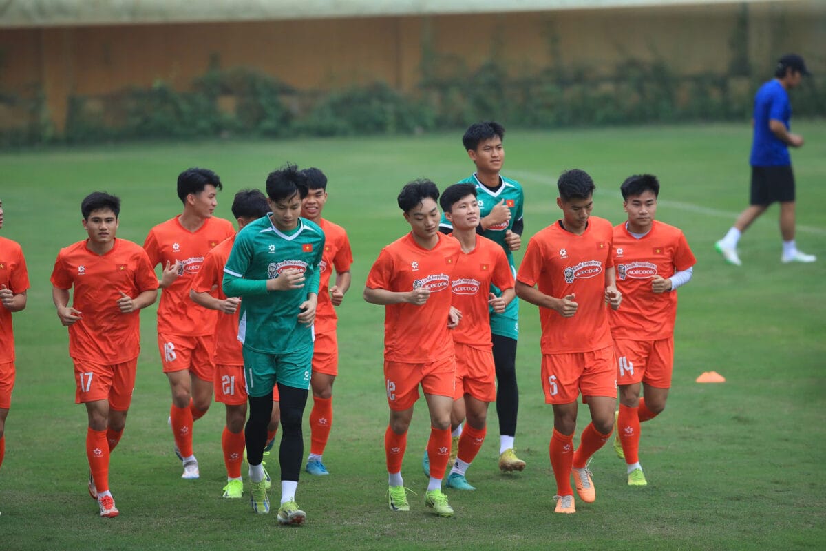 U.22 Việt Nam: Người thay thế HLV Kim Sang-sik lộ diện, sao Việt kiều tập buổi đầu- Ảnh 2. U.22 Việt Nam: Người thay thế HLV Kim Sang-sik lộ diện, sao Việt kiều tập buổi đầu- Ảnh 2.