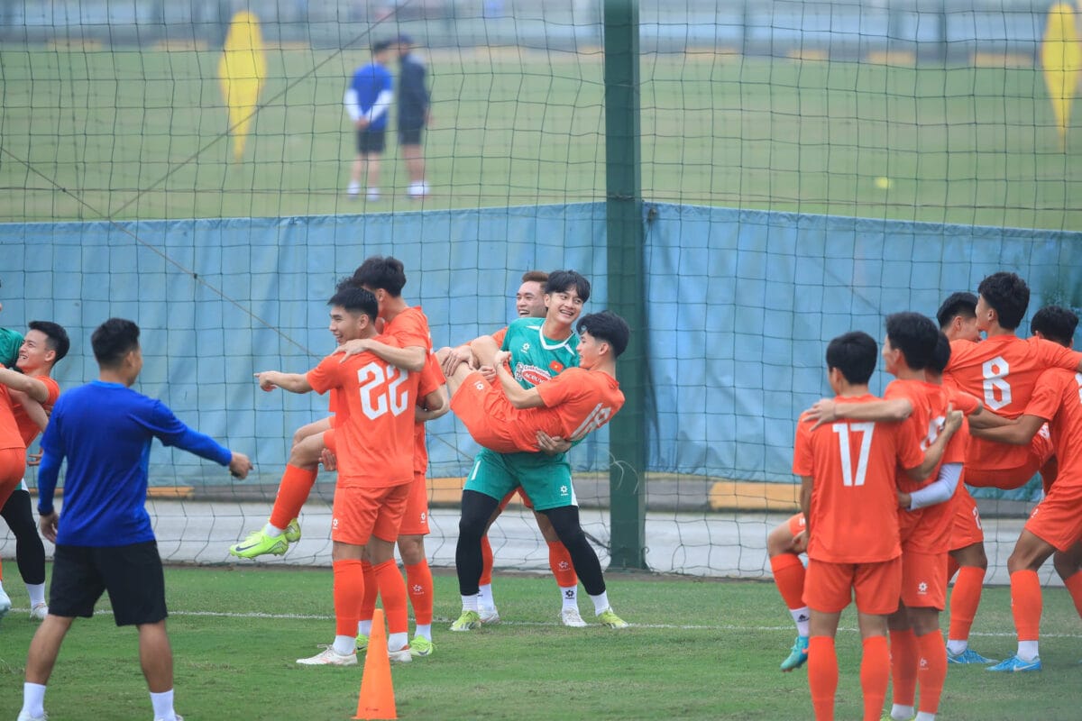 U.22 Việt Nam: Người thay thế HLV Kim Sang-sik lộ diện, sao Việt kiều tập buổi đầu- Ảnh 9. U.22 Việt Nam: Người thay thế HLV Kim Sang-sik lộ diện, sao Việt kiều tập buổi đầu- Ảnh 9.