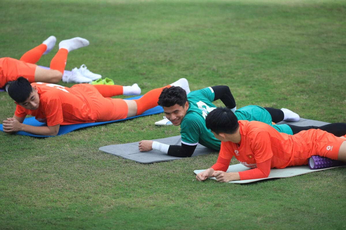 U.22 Việt Nam: Người thay thế HLV Kim Sang-sik lộ diện, sao Việt kiều tập buổi đầu- Ảnh 12. U.22 Việt Nam: Người thay thế HLV Kim Sang-sik lộ diện, sao Việt kiều tập buổi đầu- Ảnh 12.