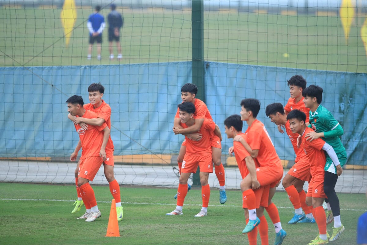 U.22 Việt Nam: Người thay thế HLV Kim Sang-sik lộ diện, sao Việt kiều tập buổi đầu- Ảnh 7. U.22 Việt Nam: Người thay thế HLV Kim Sang-sik lộ diện, sao Việt kiều tập buổi đầu- Ảnh 7.